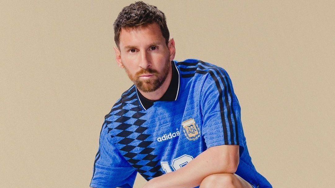 Lionel Messi presenta la nueva camiseta retro de la Selección argentina -  MMX