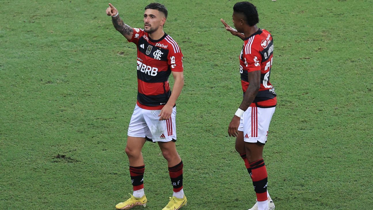 O recado de Arrascaeta no Flamengo que fez até Vinicius Jr. se empolgar sobre o Brasileirão