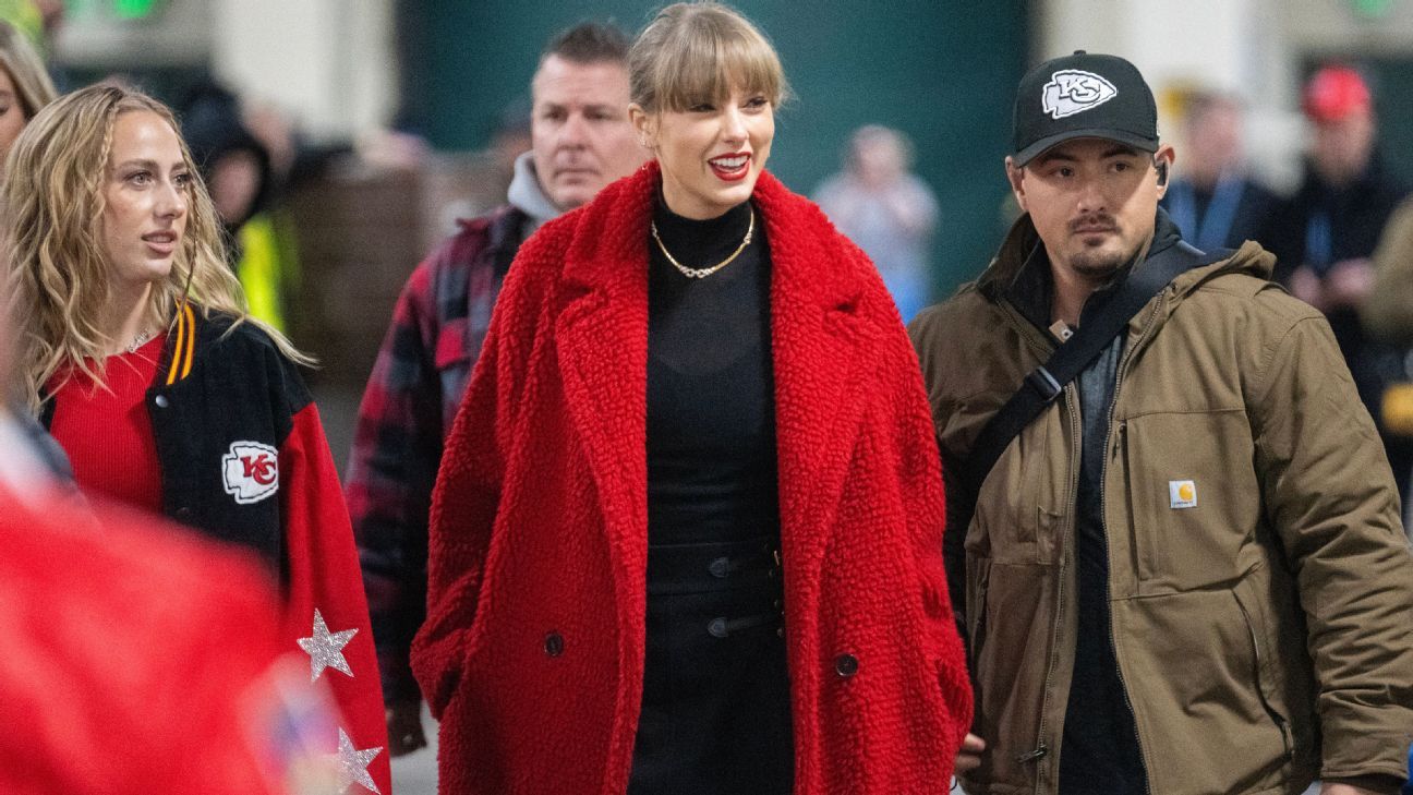 Taylor Swift, Simone Biles attend Chiefs-Packers SNF game - ESPN