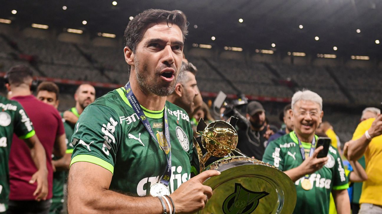 Abel Ferreira se emociona ao ser perguntado se continua no Palmeiras em 2024; veja o discurso
