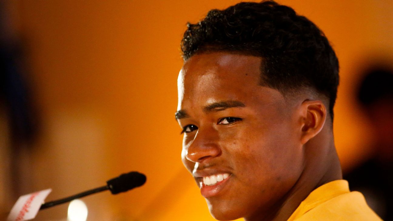 Endrick, do Palmeiras, doa R$ 1 mil para engraxate que o abordou no Rio