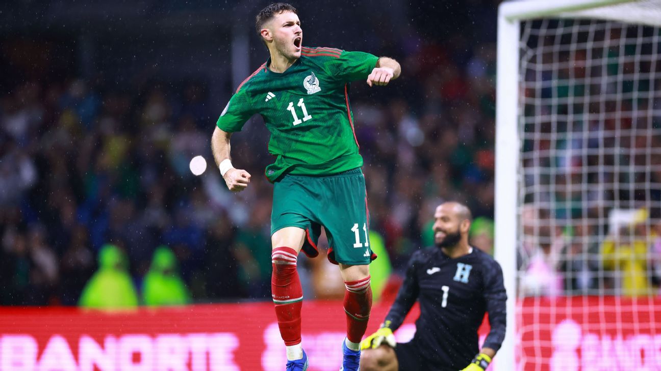 Santiago Giménez The Mexican Football Star Who Chose the Tricolor over(07)