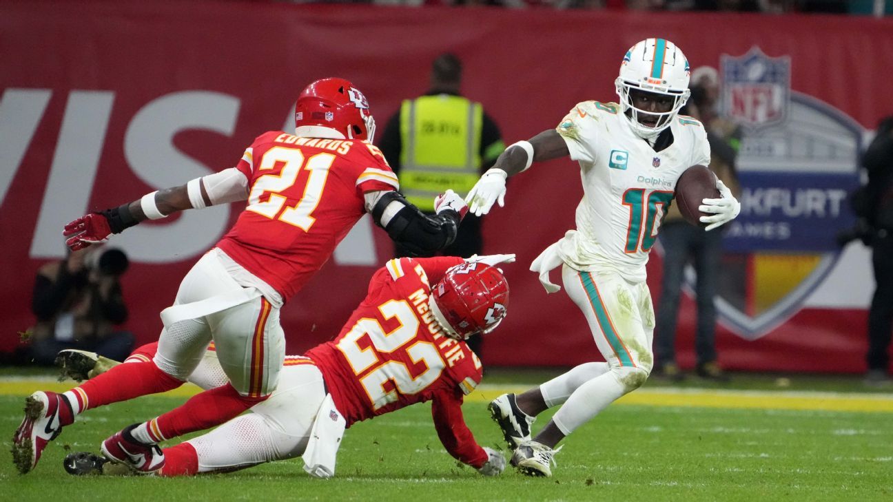 Dolphins' Tyreek Hill won't wear sleeves as Miami-Kansas City