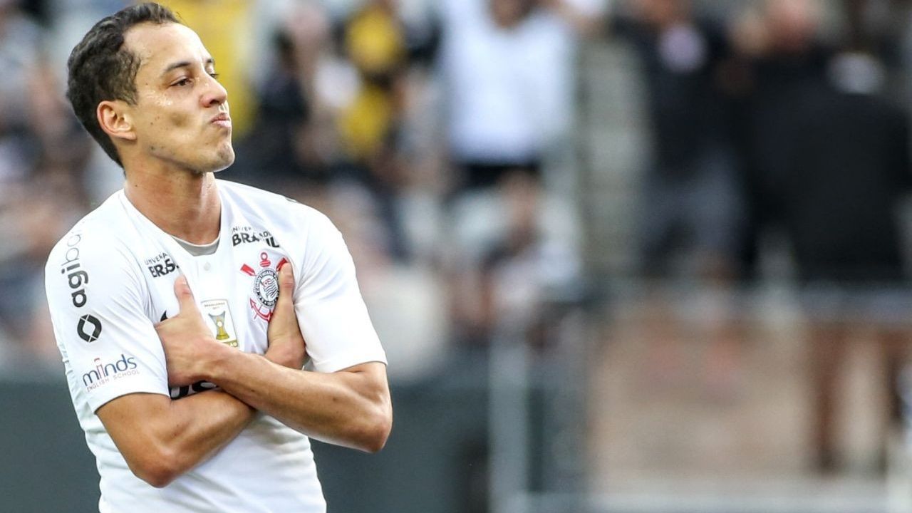 Rodriguinho, ícone do futebol brasileiro, encerra brilhante carreira com Corinthians, Grêmio e Cruzeiro.