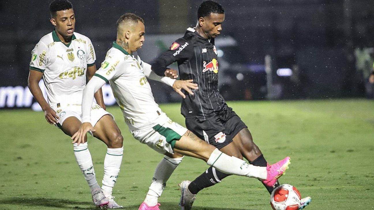 Com reservas, Palmeiras marca no fim contra o Bragantino e vence a primeira fora de casa em 2024