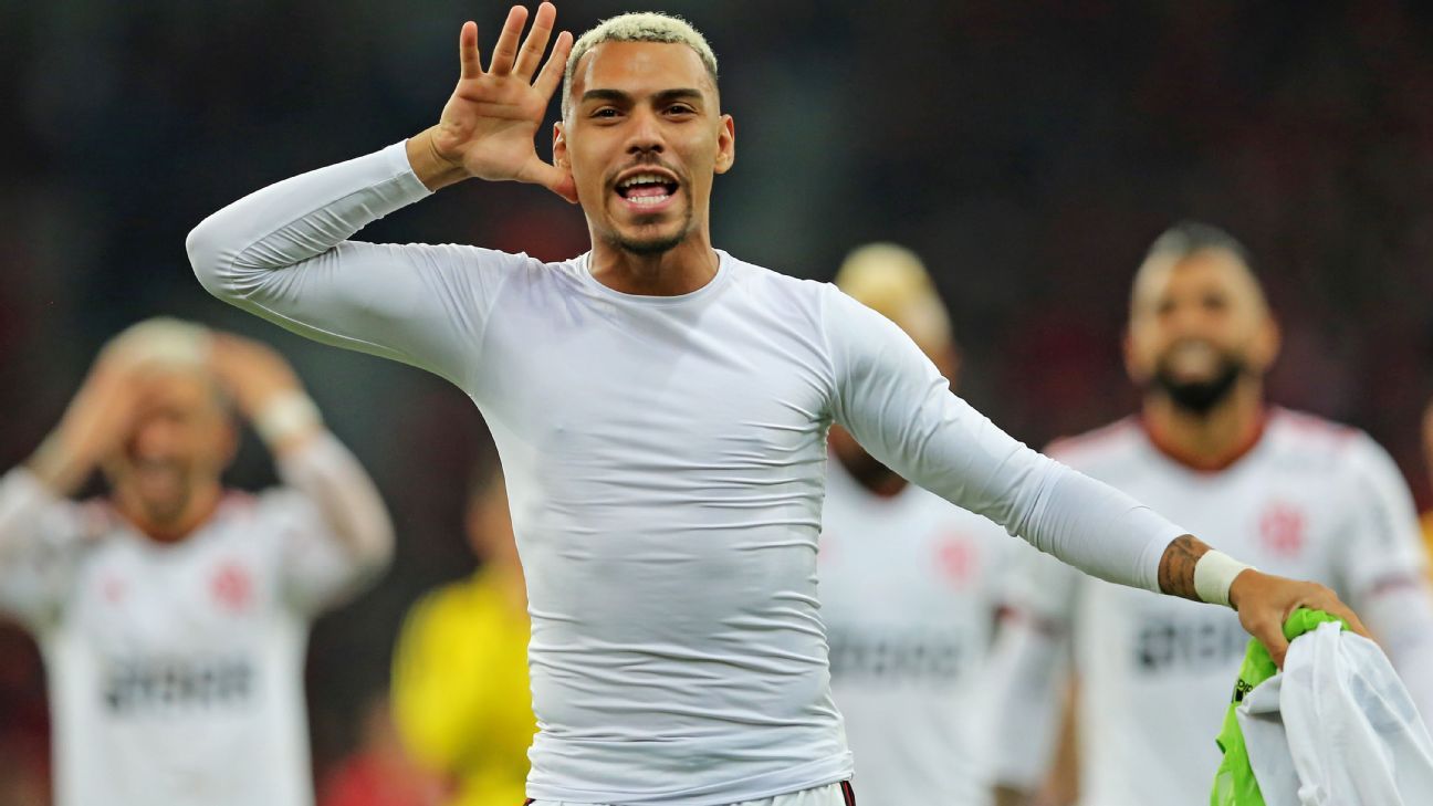 Corinthians finaliza contratação definitiva do lateral Matheuzinho, do Flamengo.