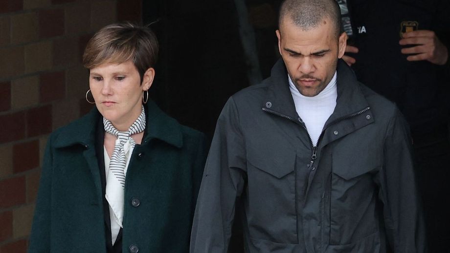 Daniel Alves deixa a prisão de Brians 2, em Barcelona, ao lado de sua advogada, Ines Guardiola, após pagar fiança e receber liberdade provisória - Foto: Getty Images