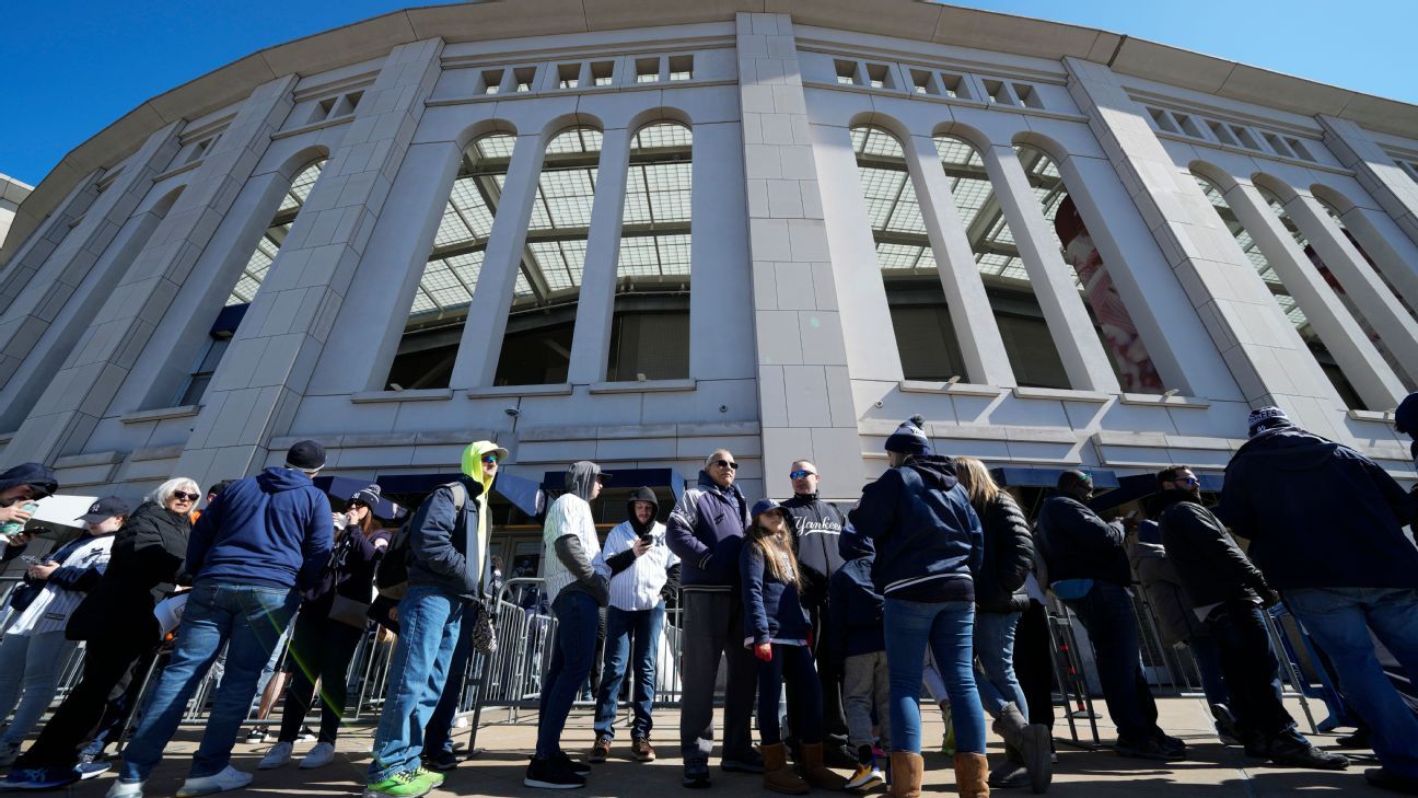 Yankees feel earthquake, keep preparing for game