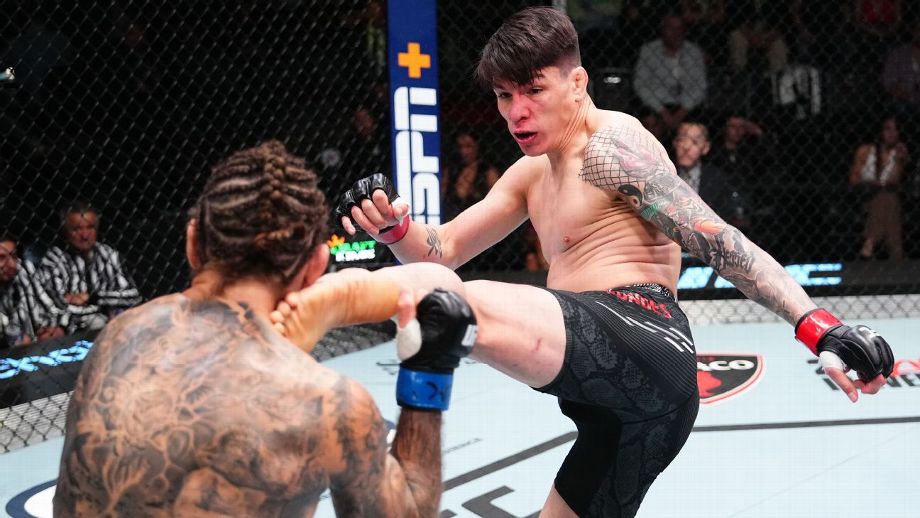 Lutador chileno Ignacio Bahamondes aplica chute decisivo em Christos Giagos durante vitória por nocaute no UFC Vegas 90.