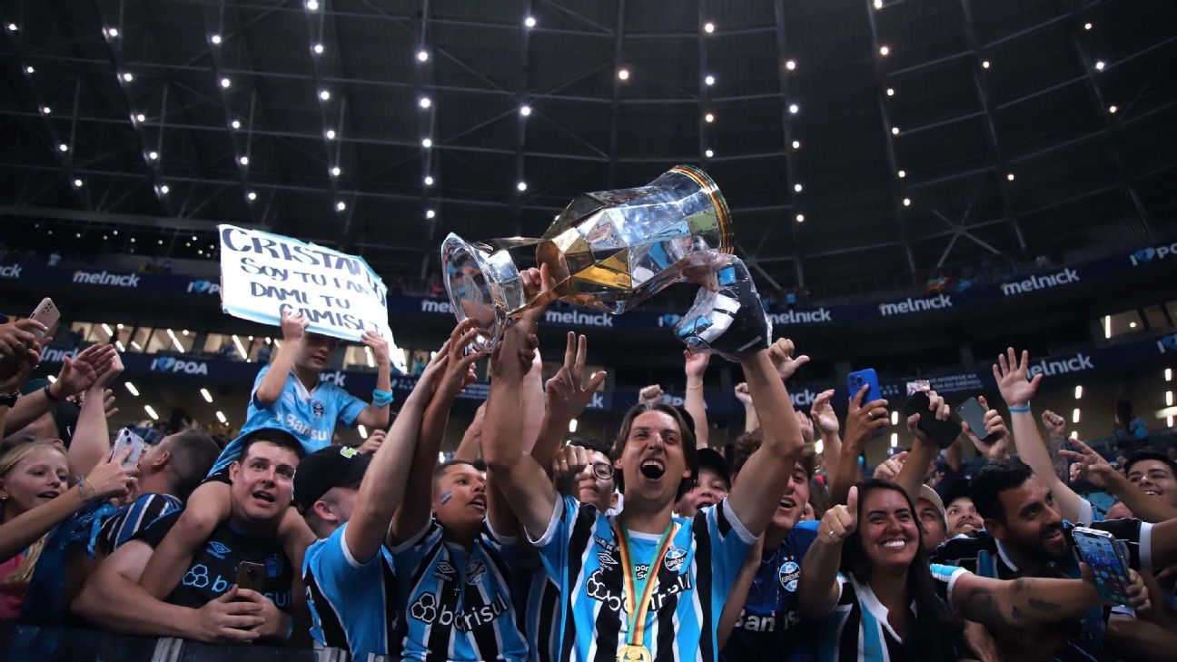 Renato Gaúcho discute estratégia com Geromel e aguarda decisão da diretoria do Grêmio