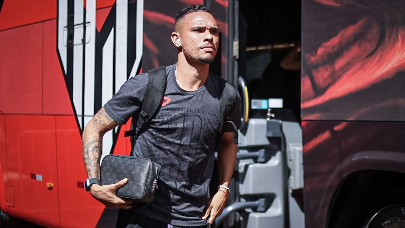 Jogador do Atlético-GO critica arbitragem e menciona roubo em partida contra Flamengo.