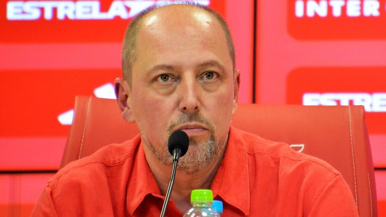 Barcellos demonstra preocupação com arbitragem e conversa com Leila antes do jogo.