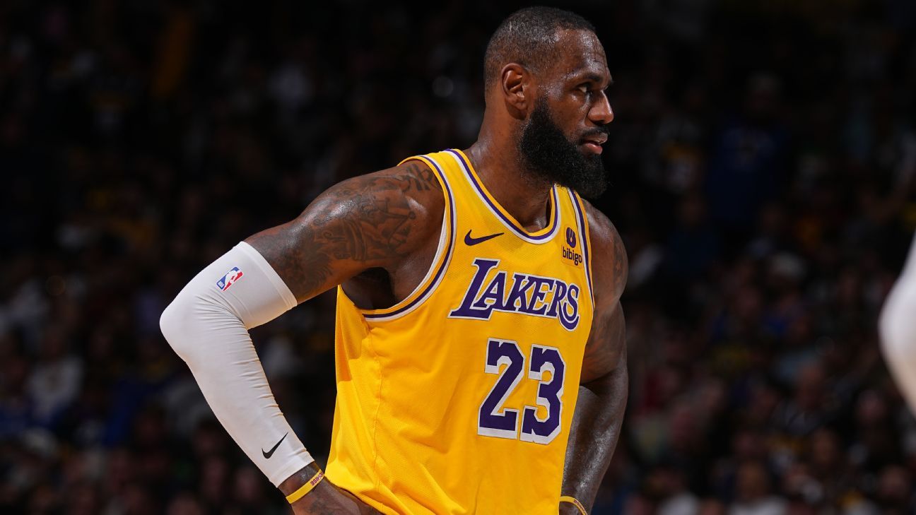 LeBron James von den Lakers ertönt als Schiedsrichter, Replay-Center