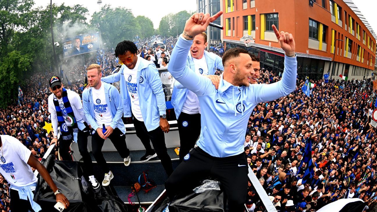 Thousands line streets for Inter Milan title parade