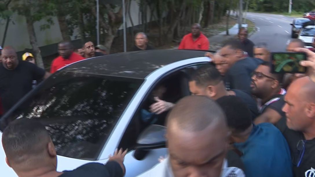 Protesto tenso no Ninho: torcedores pedem saída de Tite e cobram jogadores.