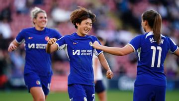 Chelsea beat Tottenham to take WSL fight with Man City to final day