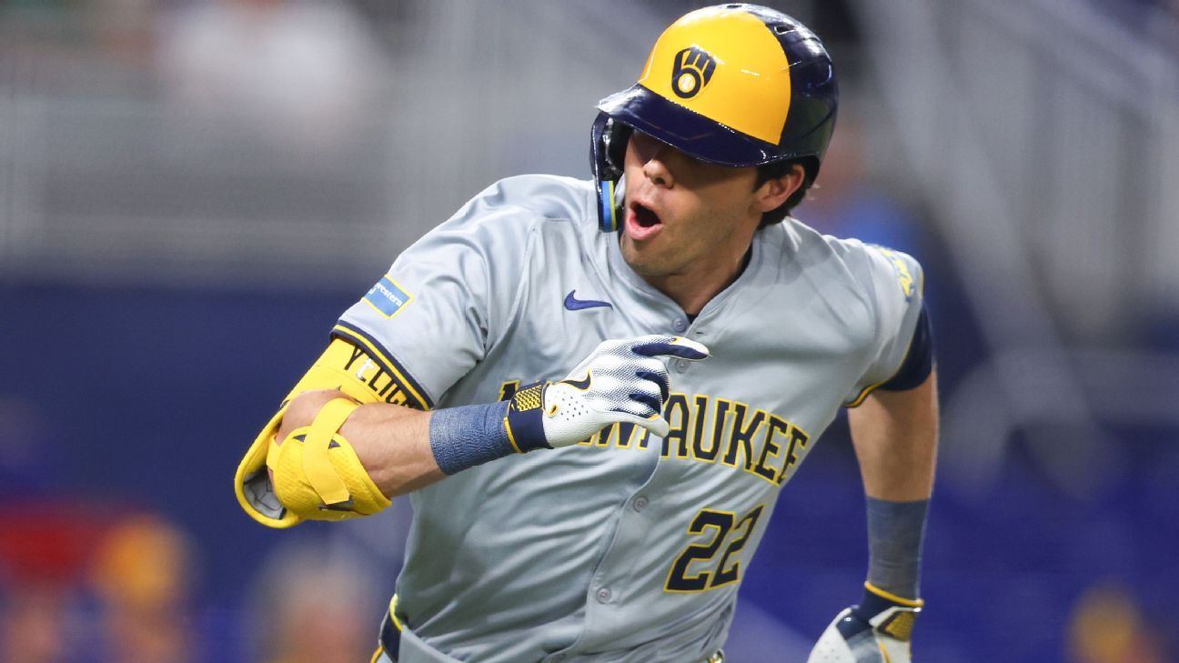 Yelich keeps Brewers rolling despite bruised hand