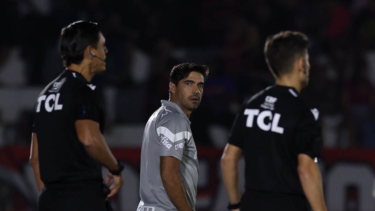 Confirmação da saída de Estêvão aumenta preocupações no Chelsea.