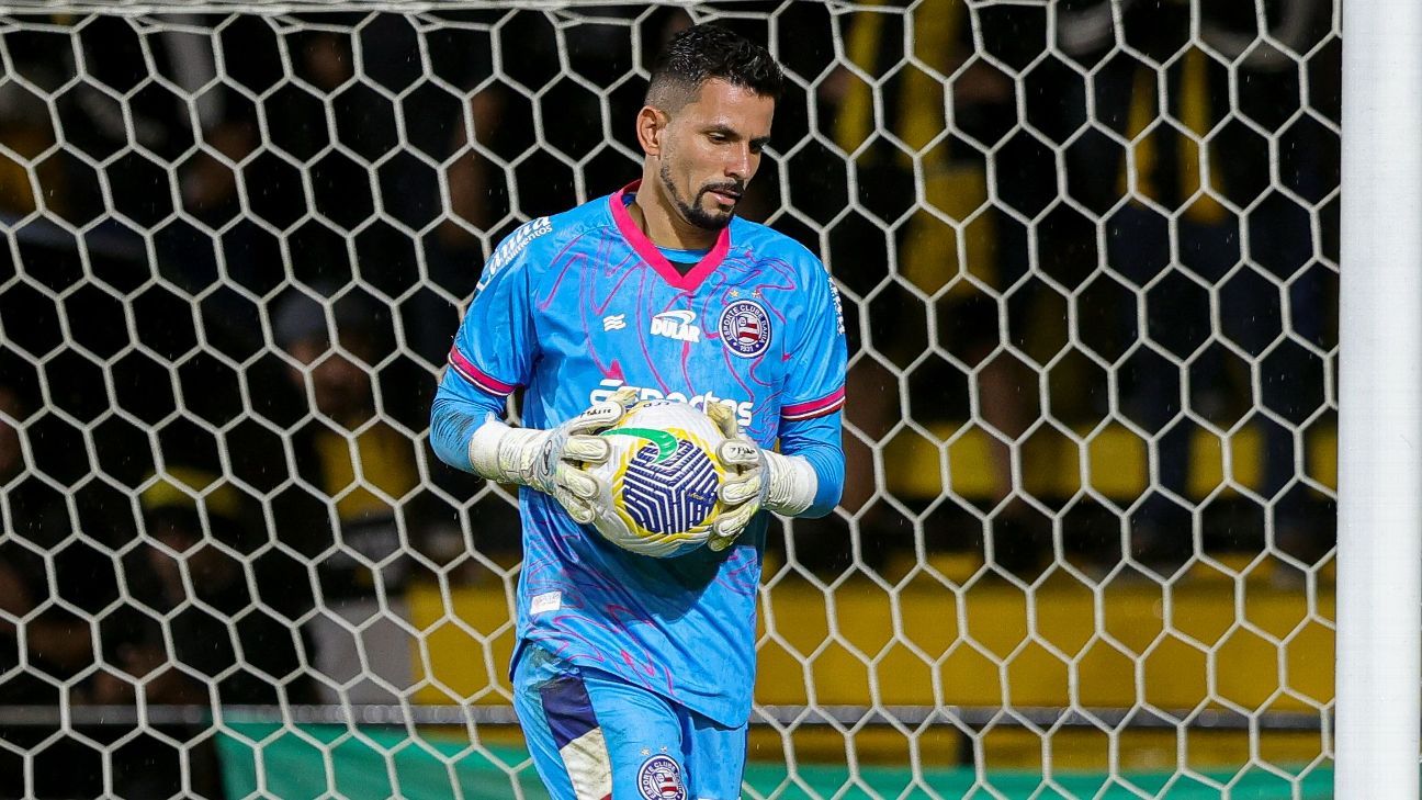 Marcos Felipe, goleiro do Bahia, segurando a bola durante partida em 2024.