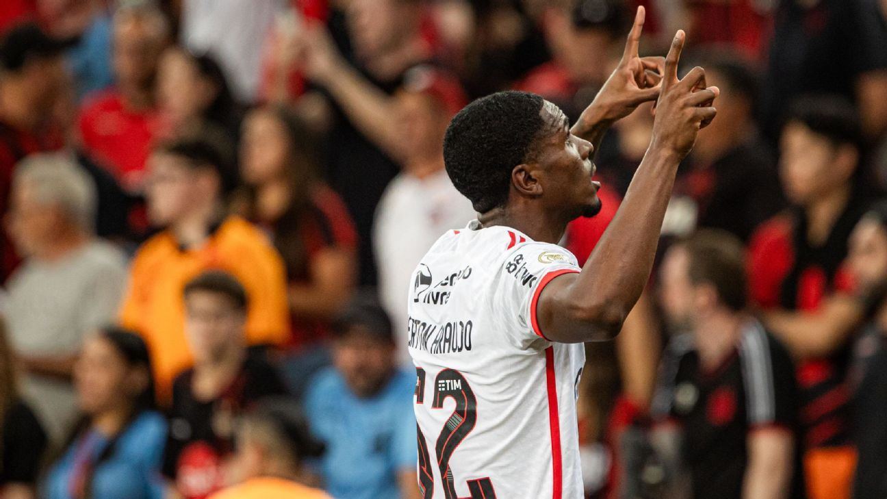 Flamengo empata com Athletico-PR no último lance e segue líder do Brasileirão