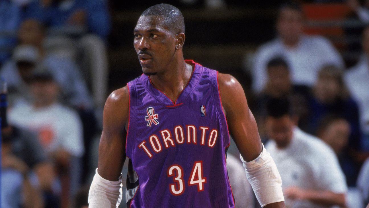 Хаким Оладжувон в форме Торонто Рэпторс