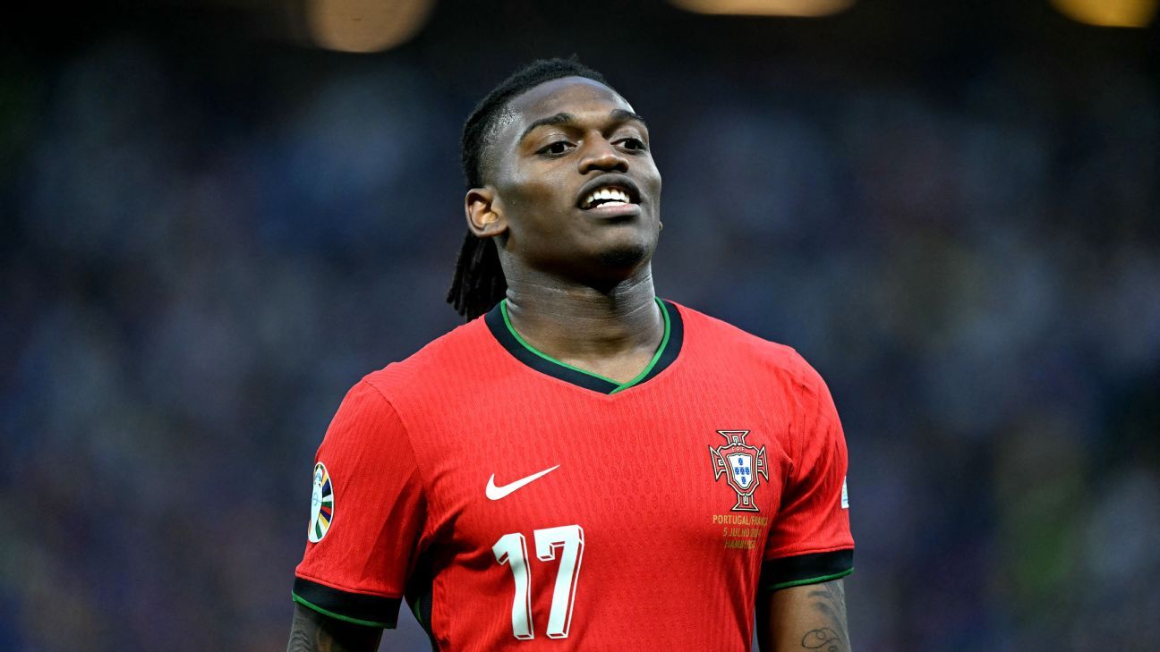 Rafael Leão revela preferências por times brasileiros e possibilidade de jogar no país