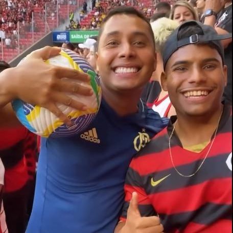 HERÓI! Torcedor do Flamengo vira herói após lançar bola ao campo durante partida