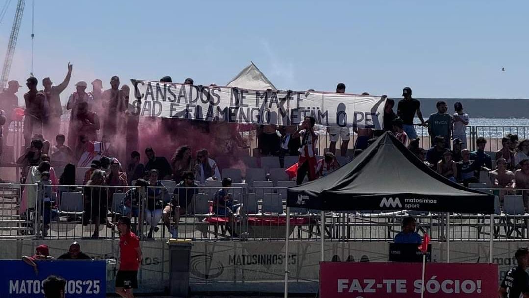 Torcida protesta contra possível compra do Flamengo por clube português: Metam o pé