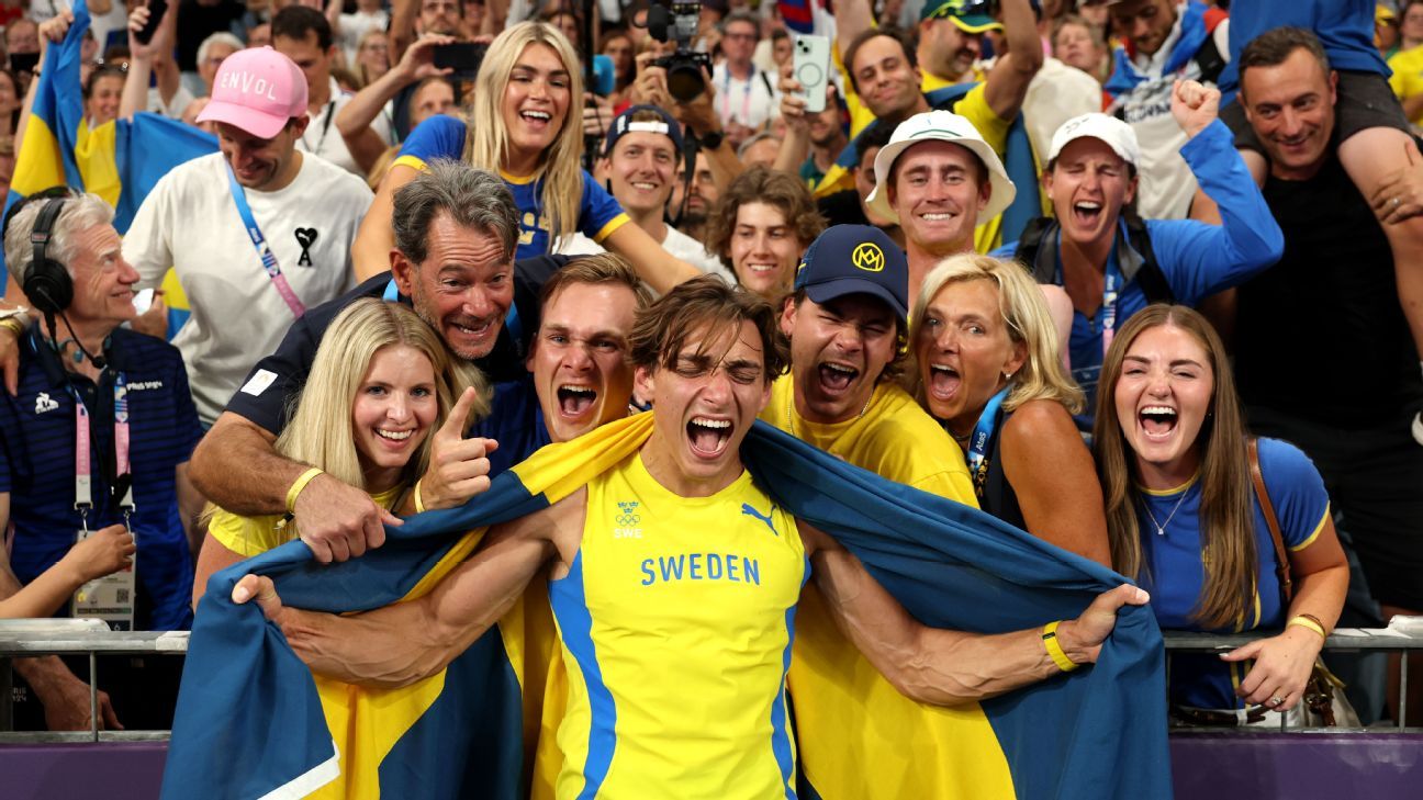 Armand Duplantis bat son propre record de saut à la perche et remporte l’or olympique