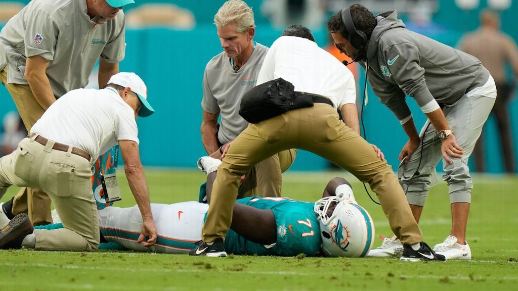 Source: Fins lose backup OL Smith to ACL tear