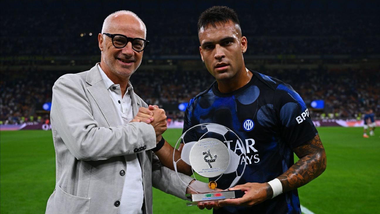 Lautaro Martínez received his award as Serie A’s top scorer