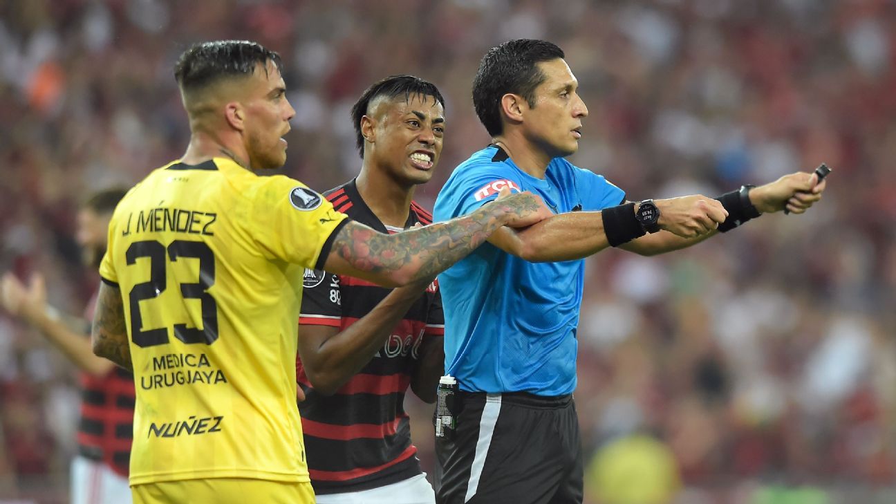 Var não marca pênalti solicitado pelo Flamengo em jogo contra o Peñarol.