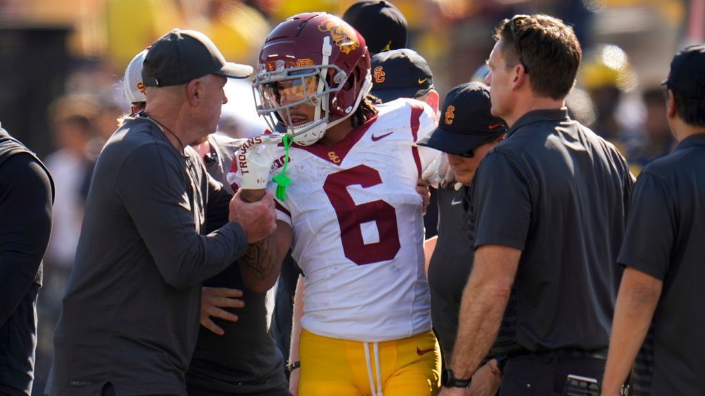 USC WR Lemon exits vs. Michigan after hard hit