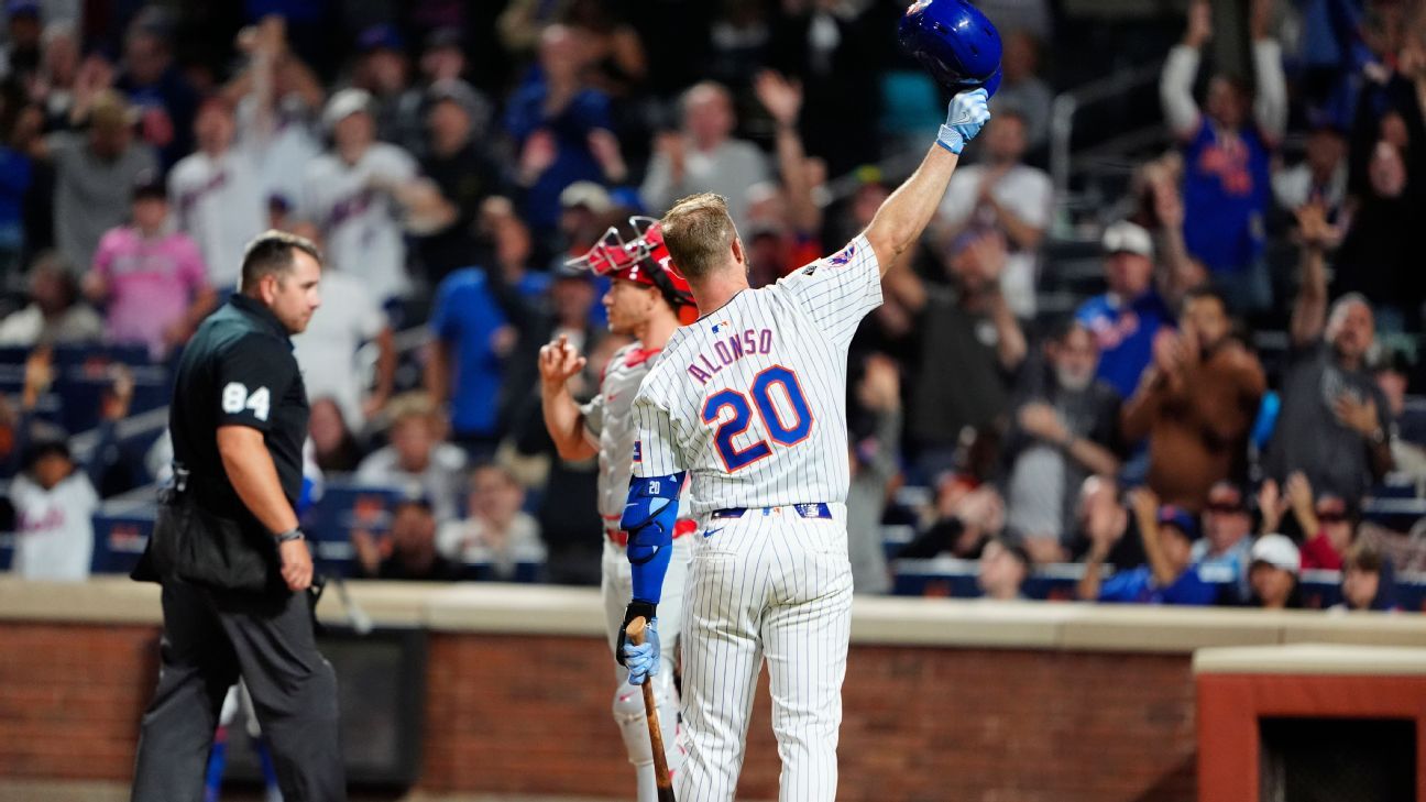 Pete Alonso gives Mets fans a helmet after being asked to do so by the referee