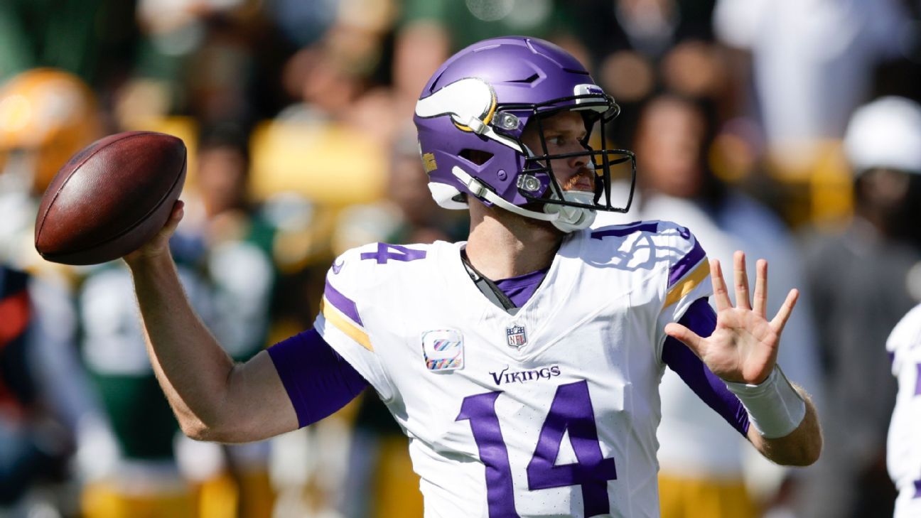 Sam Darnold of the Vikings cheers the Packers for three touchdowns in the first half