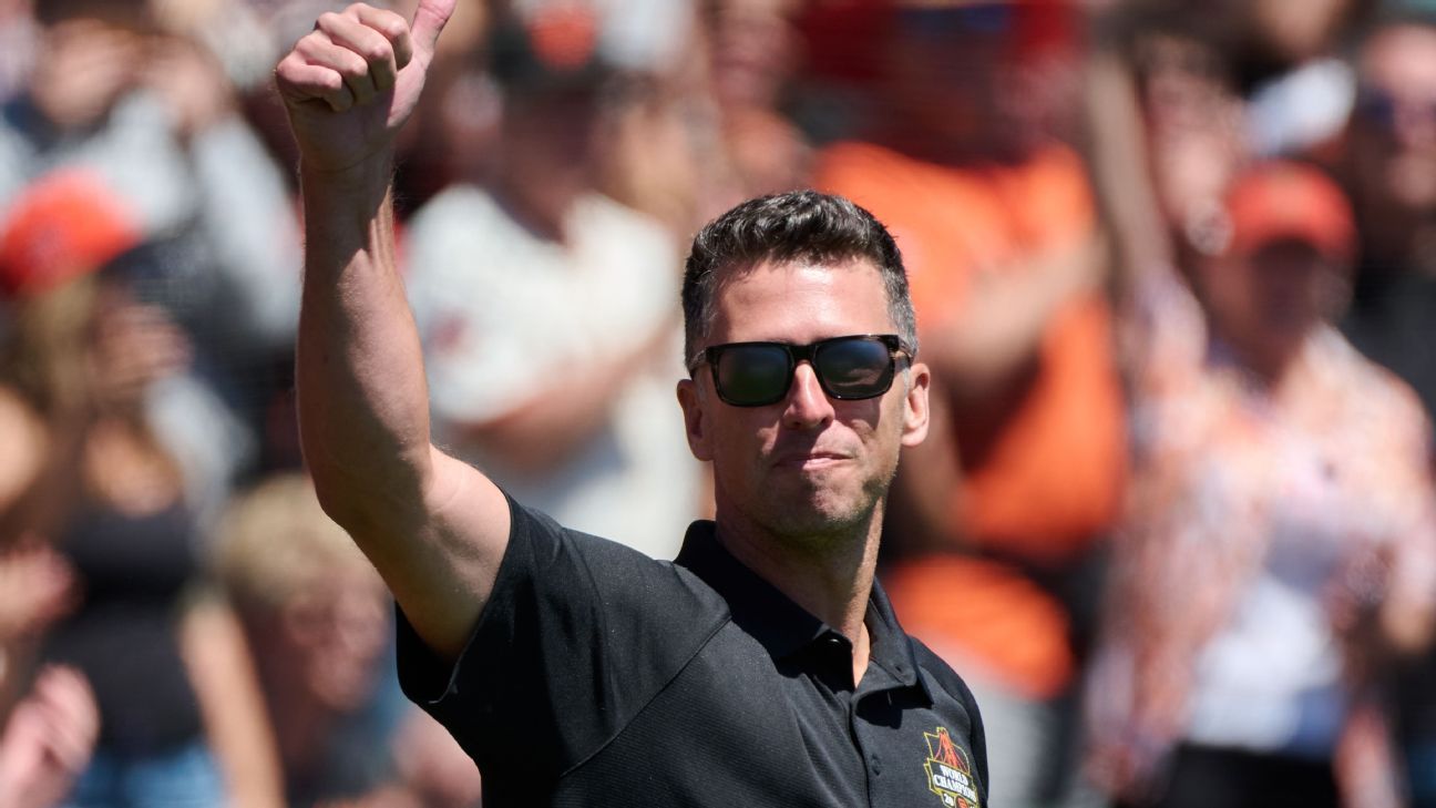 Former Giants C Buster Posey replaces Zaidi as head of baseball operations