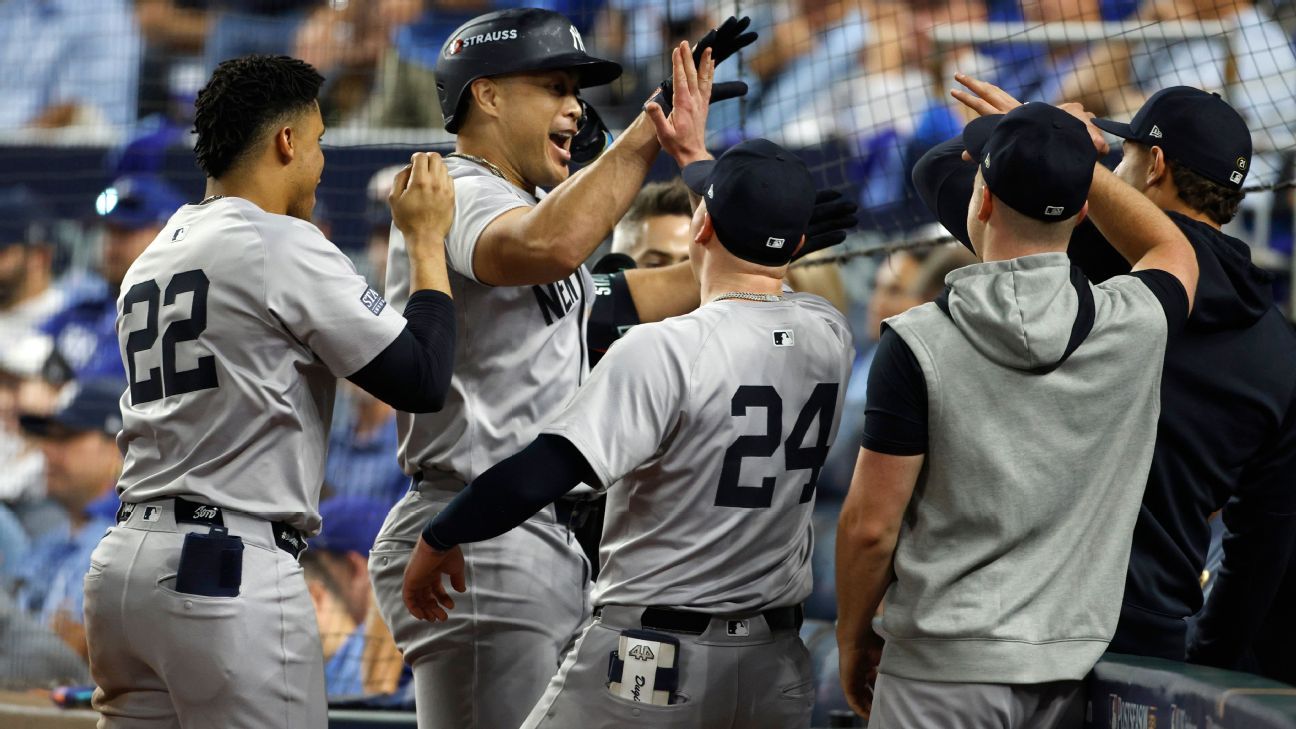 Stanton wows with HR, rare steal as Yanks up 2-1