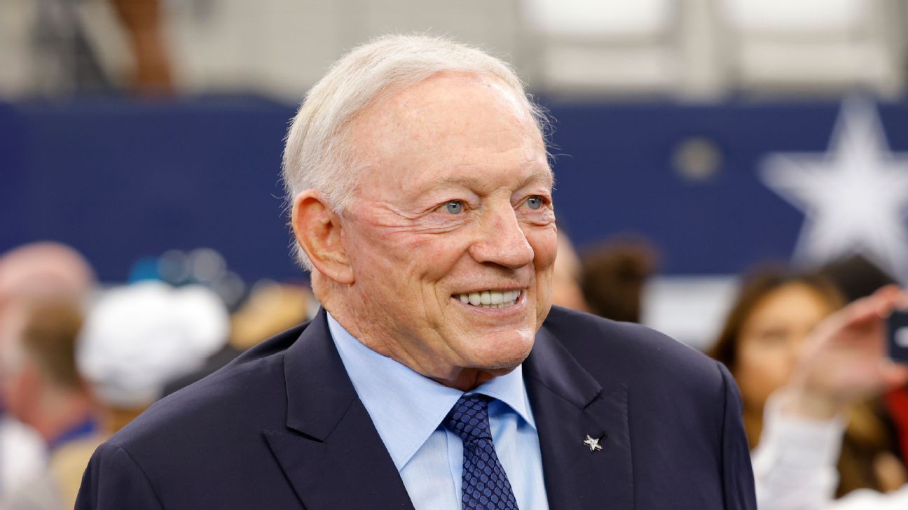 Jerry Jones, kovboy mücadelesiyle ilgili hararetli bir röportaj sırasında radyo spikerlerine sesleniyor