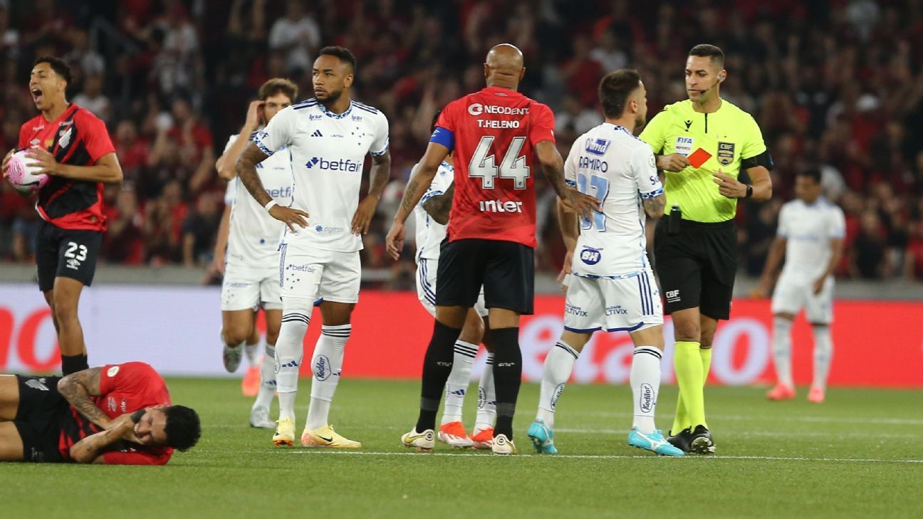 Atacante do Cruzeiro se pronuncia sobre expulsão relâmpago durante partida.
