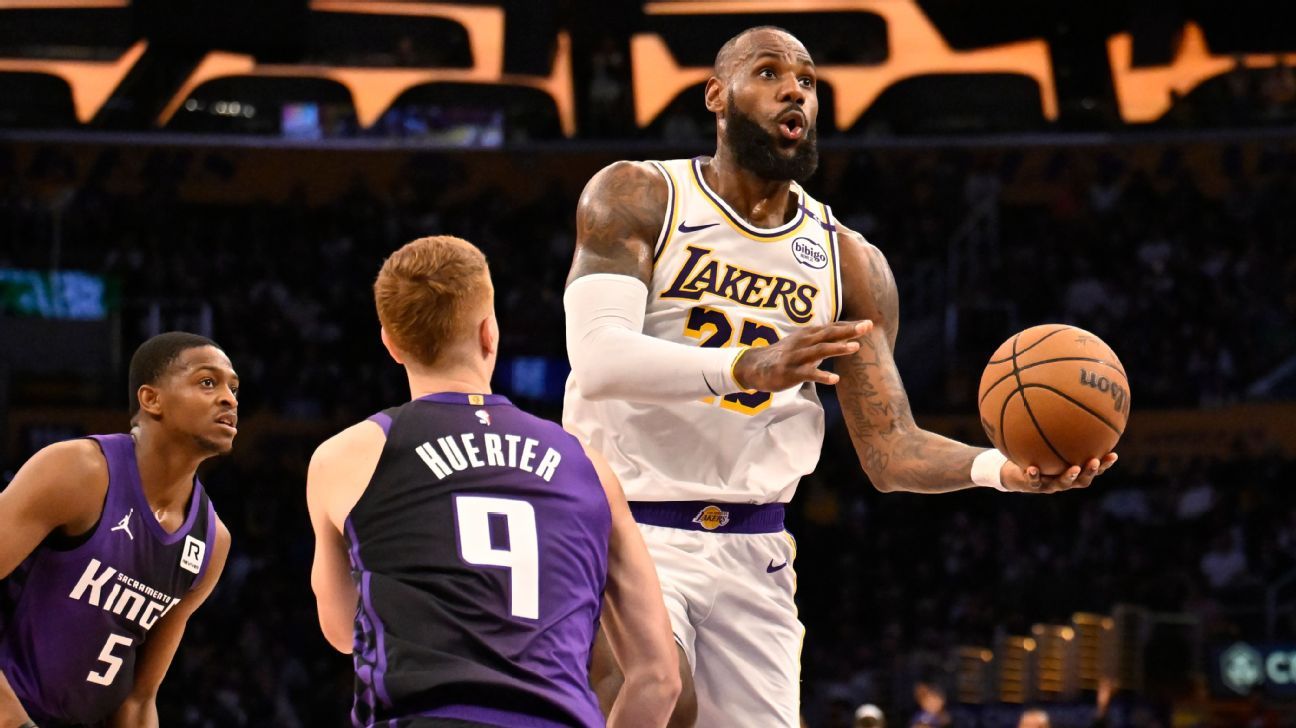 LeBron dazzles in 4th, but stresses Lakers ‘a team’