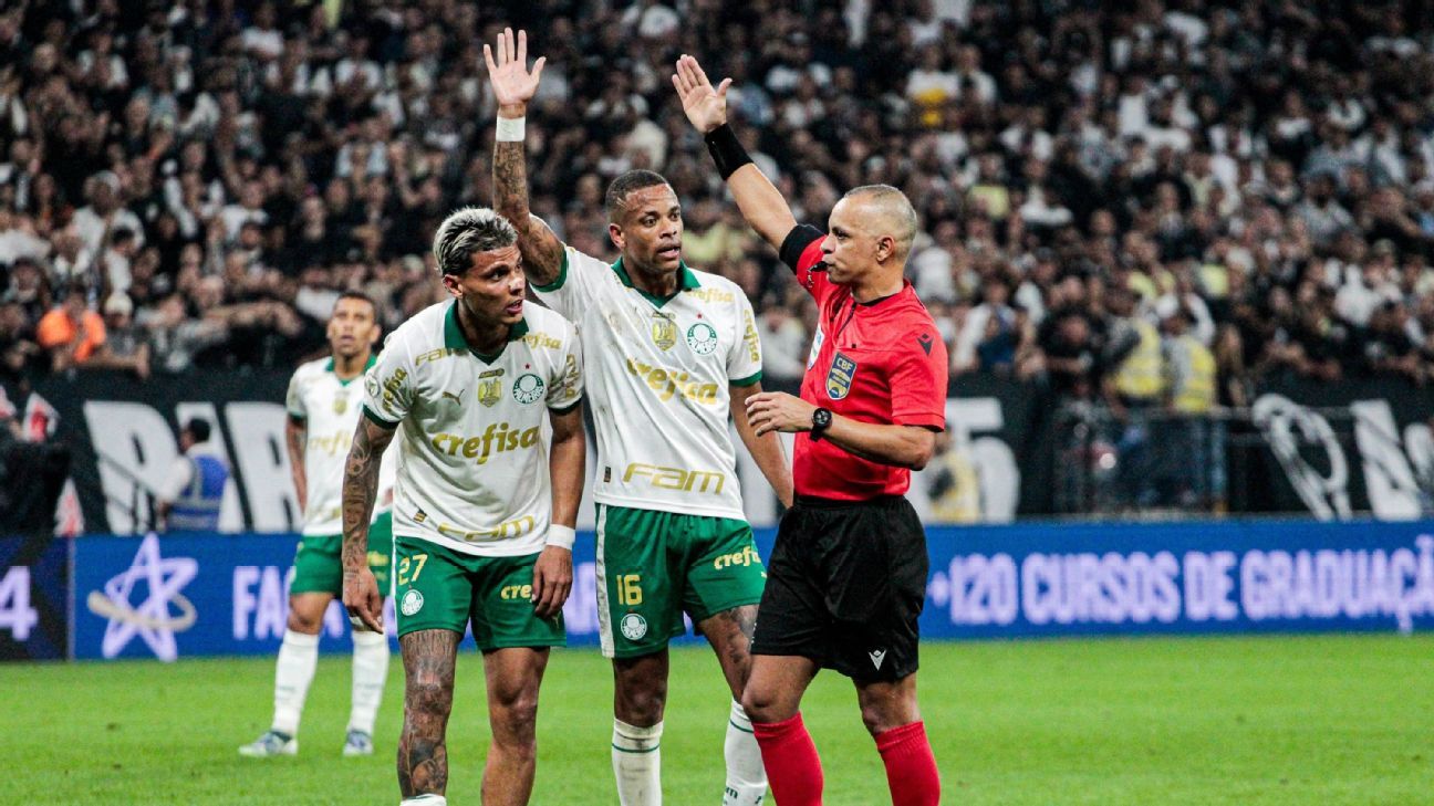 Polêmica em clássico: cabeça de porco e objeto são lançados em direção a técnico.