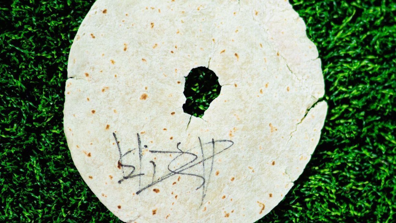 Shedeur Sanders signing Texas Tech tortilla among the best CFB trolls in Week 11