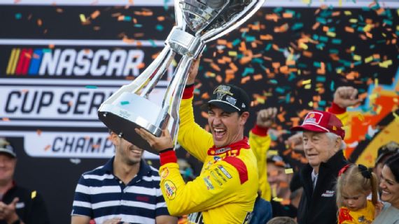 Joey Logano celebrando un campeonato de NASCAR