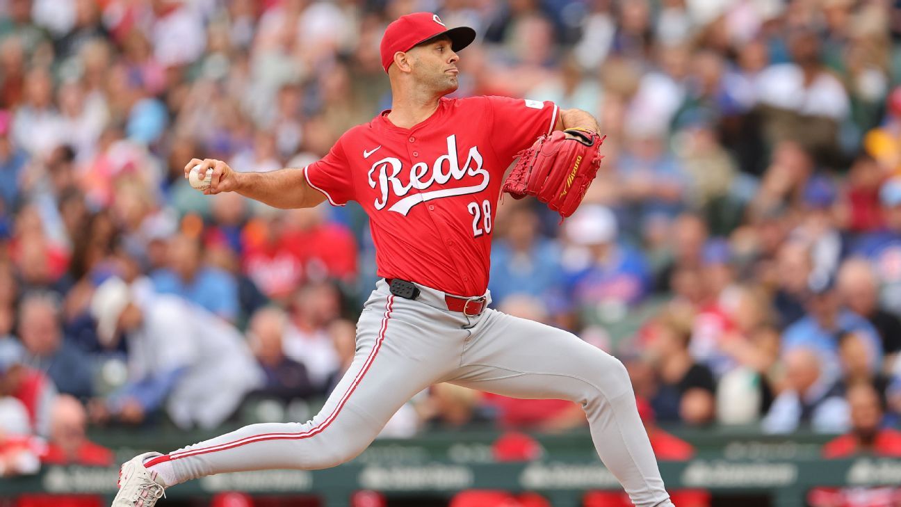 Martinez accepts Reds' $21.05M qualifying offer