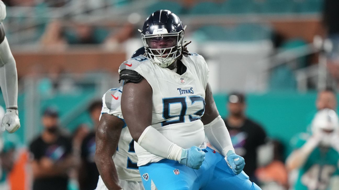 Titans' 362-pound DT T'Vondre Sweat stiff-arms on fumble return - ESPN