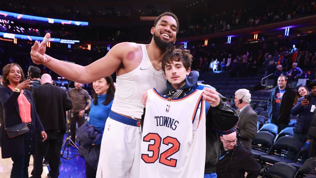 Karl-Anthony Towns gifts Timothée Chalamet jersey after Knicks win thumbnail