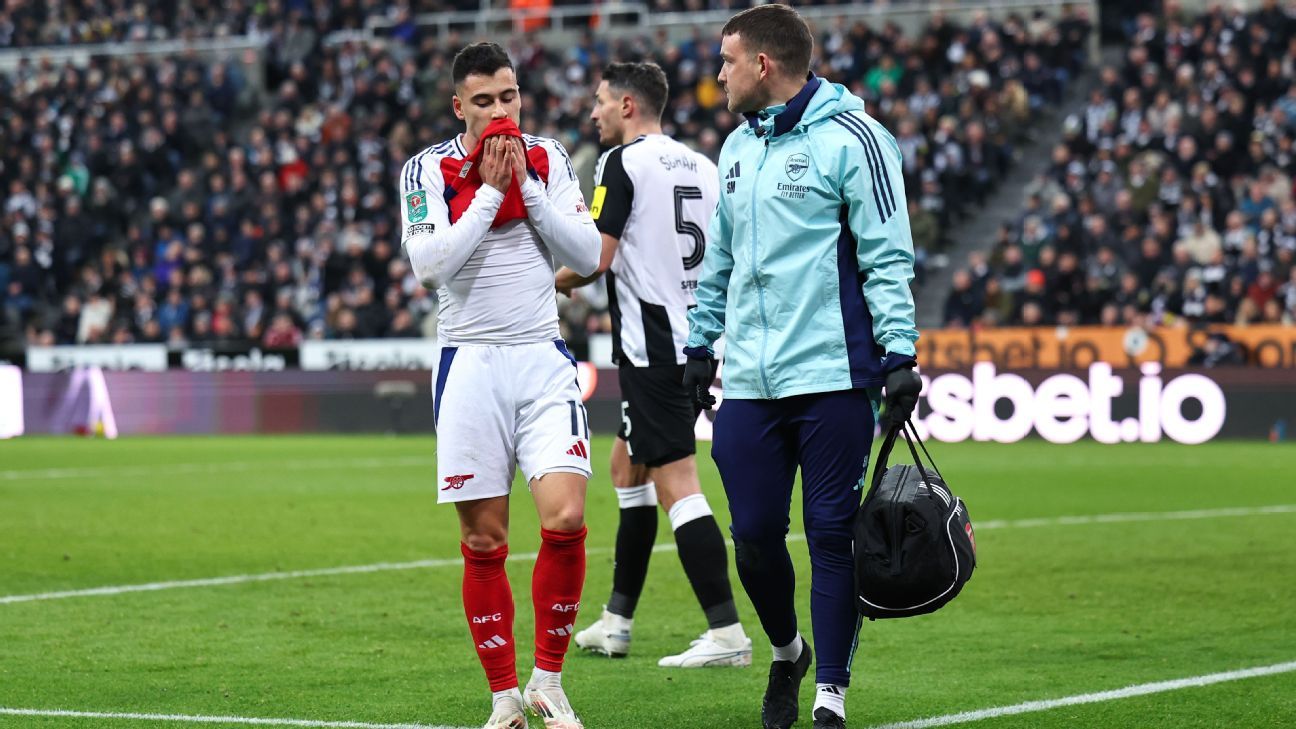 Martinelli sai lesionado, e Arsenal é eliminado da Copa da Liga Inglesa