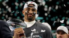 NFL: Exames apontam coágulos sanguíneos nos pulmões, e Jalen Hurts perderá restante da temporada dos Eagles
