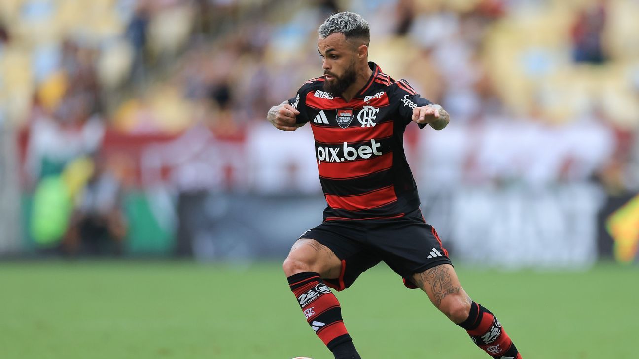 Treinador do Flamengo faz comentários ofensivos a jogador durante treino.