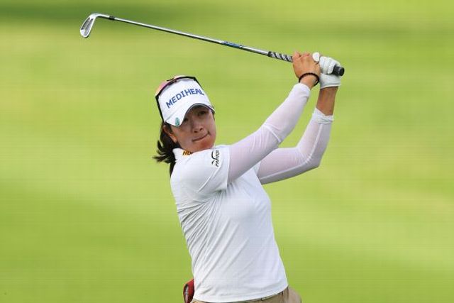 A Lim Kim fires 65 at rainy Hoakalei to take lead in LOTTE Championship
